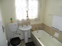 Main Bathroom - 3 square meters of property in Olievenhoutbos