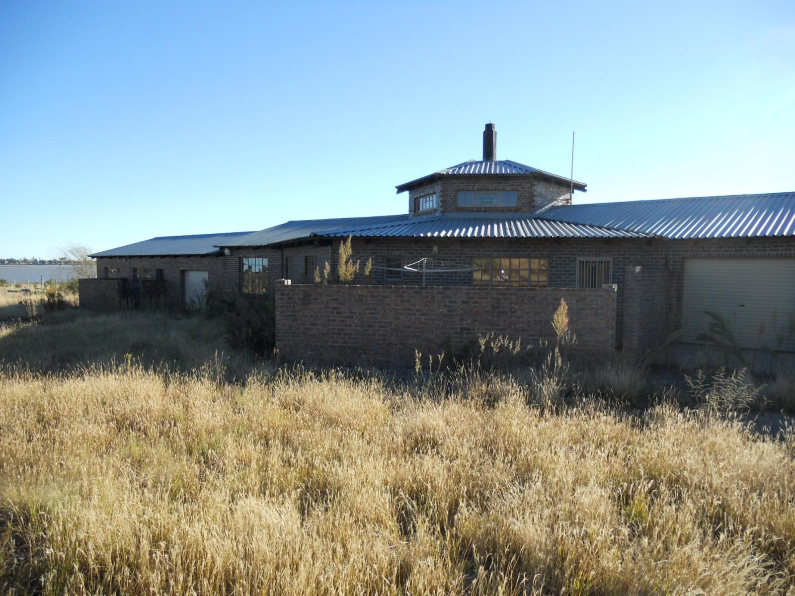 Front View of property in Frankfort