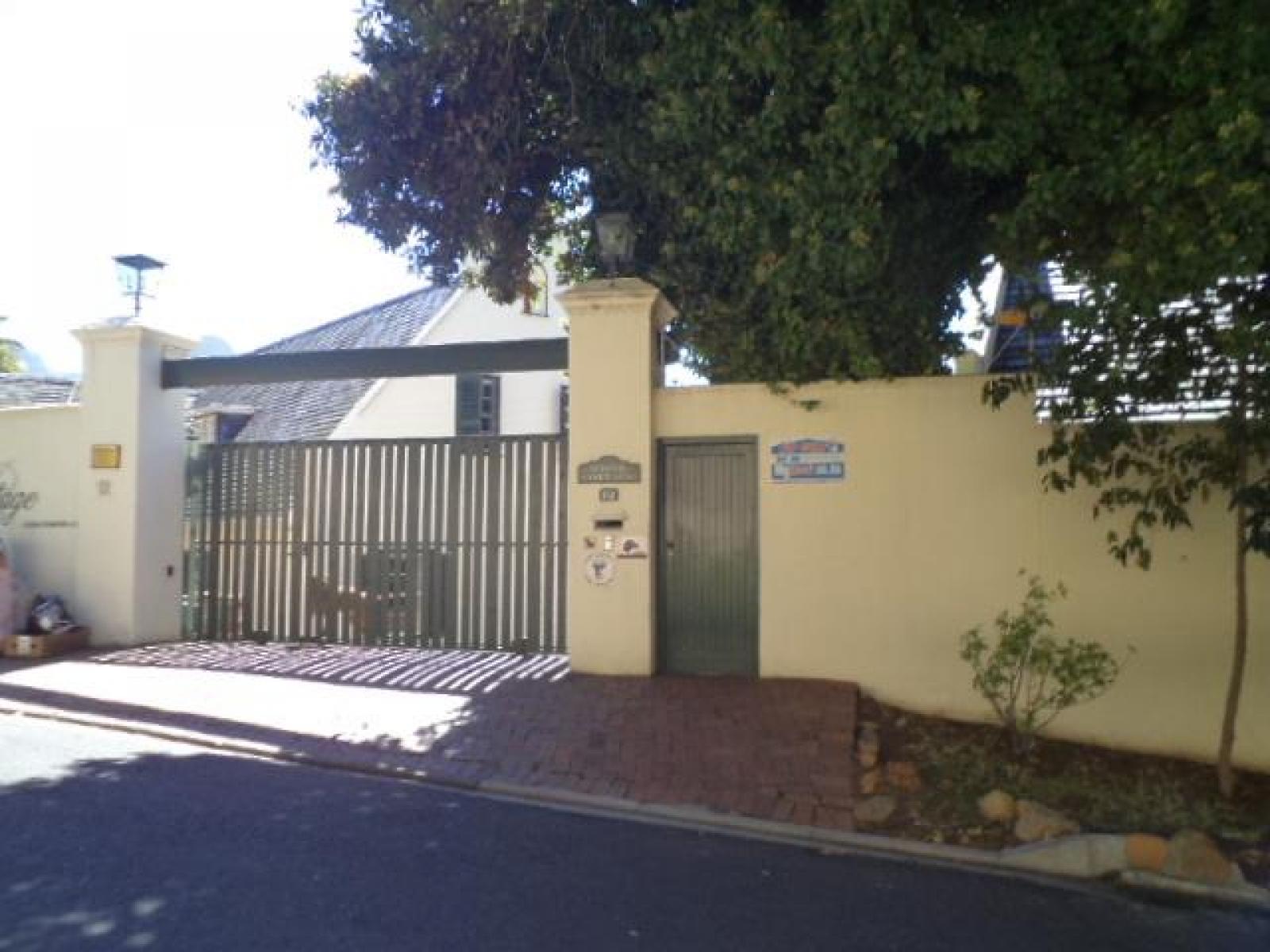 Front View of property in Claremont (CPT)