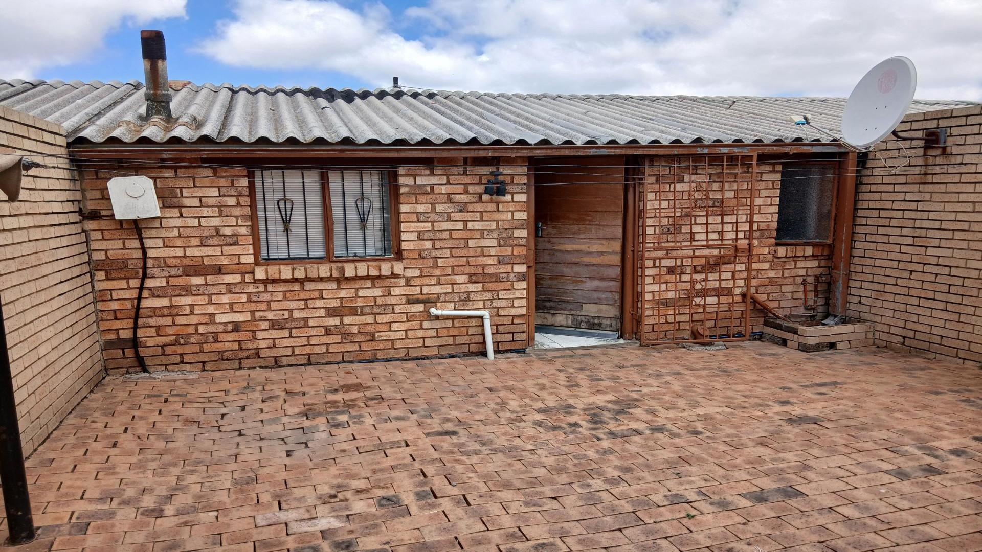 Front View of property in Meadowlands