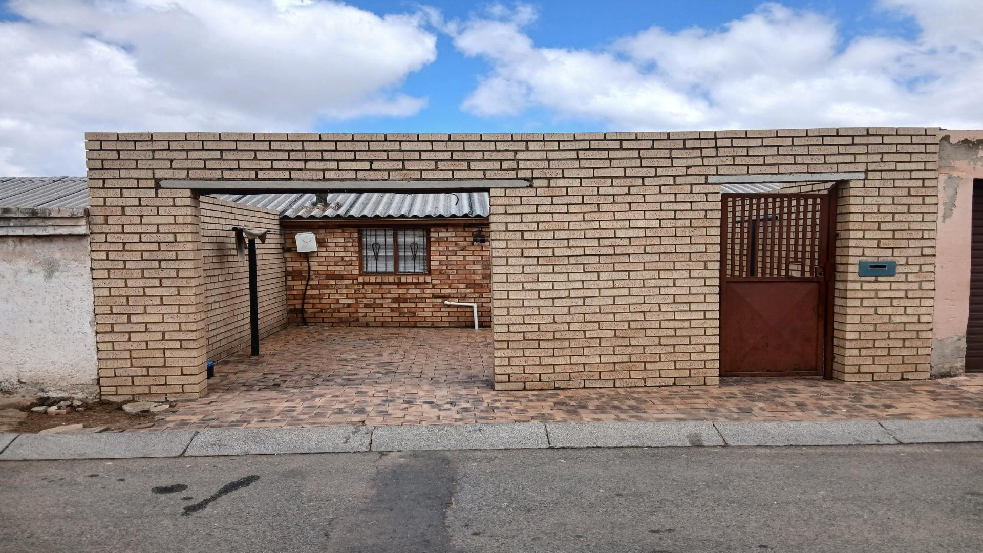 Front View of property in Meadowlands