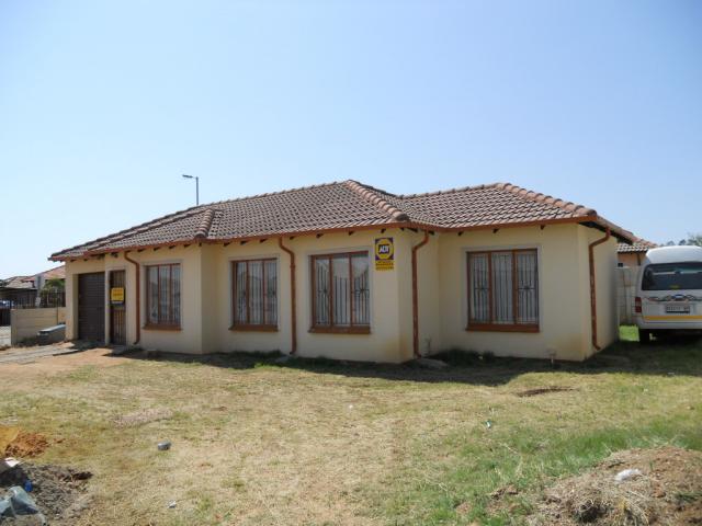 Front View of property in The Orchards