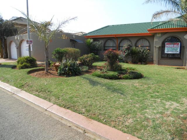 5 Bedroom House for Sale and to Rent For Sale in Lenasia - Home Sell - MR080107