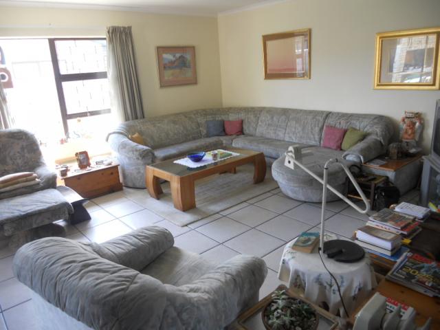 Lounges - 35 square meters of property in Gordons Bay