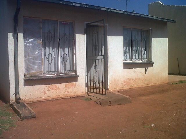 Front View of property in Roodekop