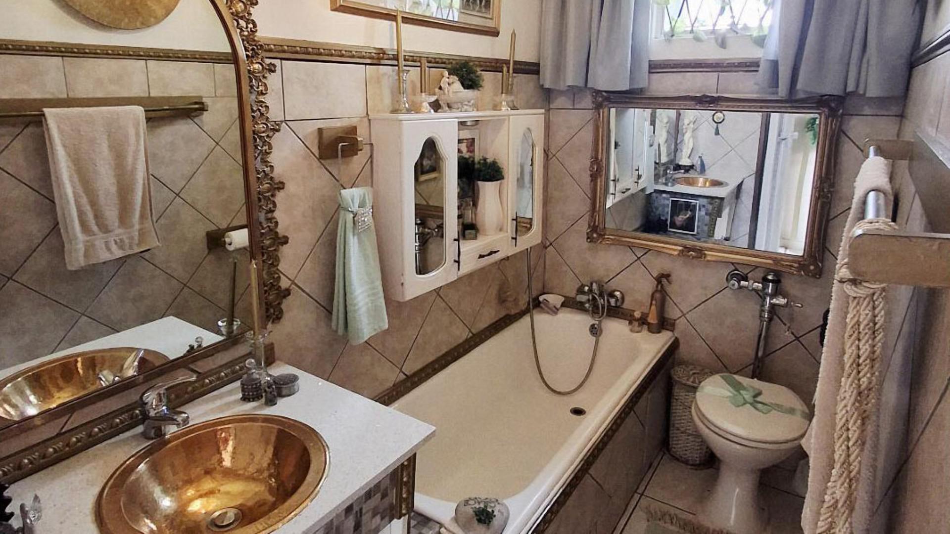 Main Bathroom - 5 square meters of property in Denlee