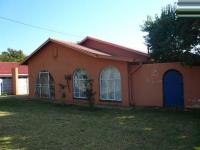 Front View of property in Les Marais