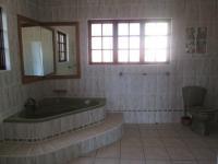 Main Bathroom - 14 square meters of property in Shelly Beach