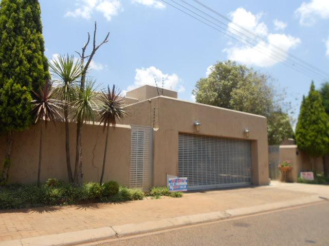 4 Bedroom House for Sale For Sale in Lenasia - Home Sell - MR084836