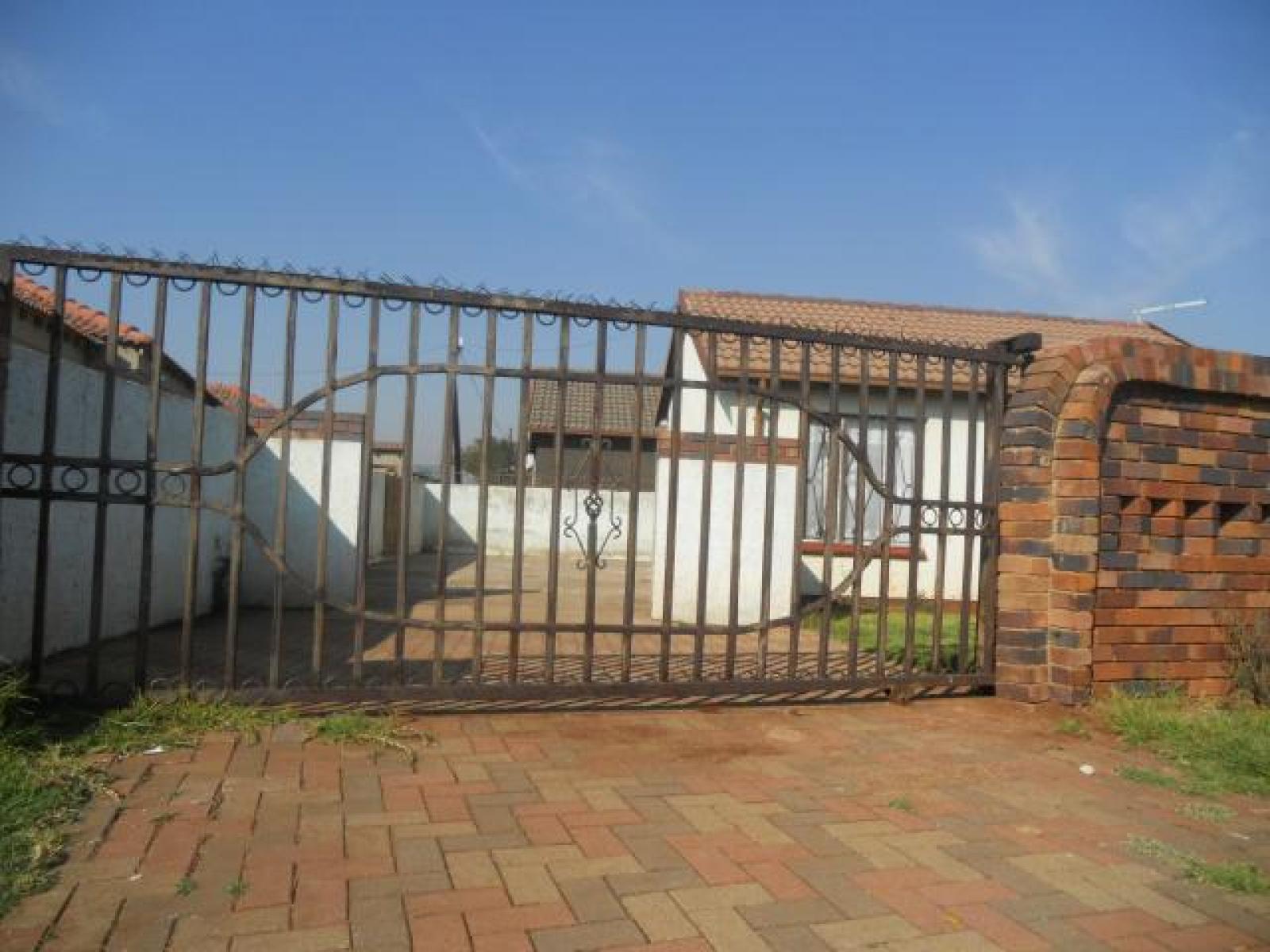 Front View of property in Vosloorus