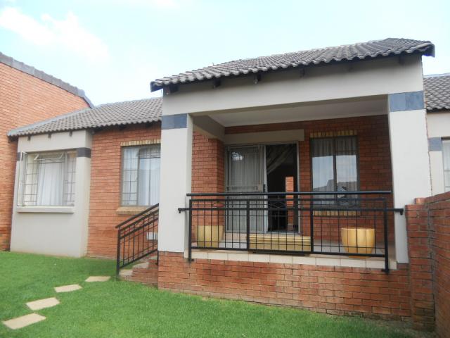 2 Bedroom Simplex for Sale For Sale in Mooikloof Ridge - Home Sell - MR085388