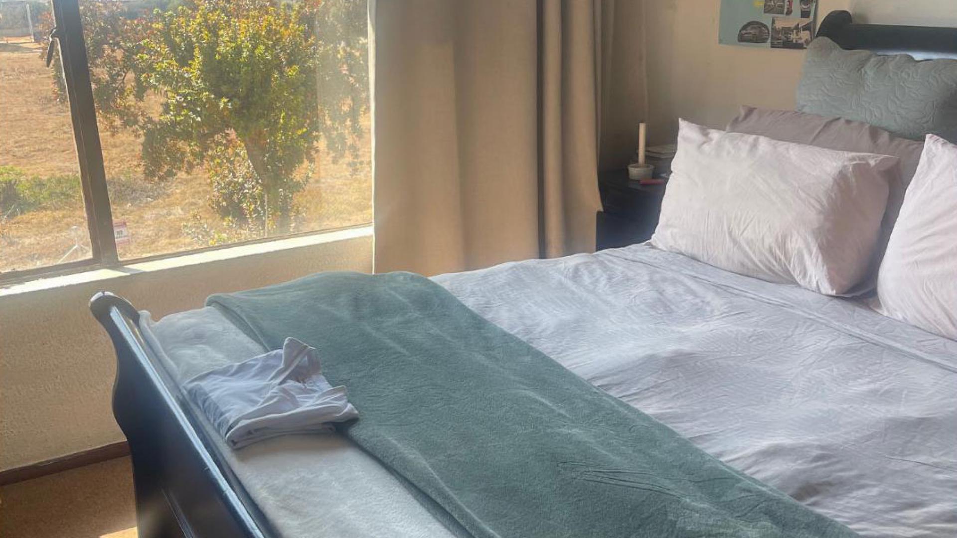 Bed Room 1 of property in Halfway Gardens