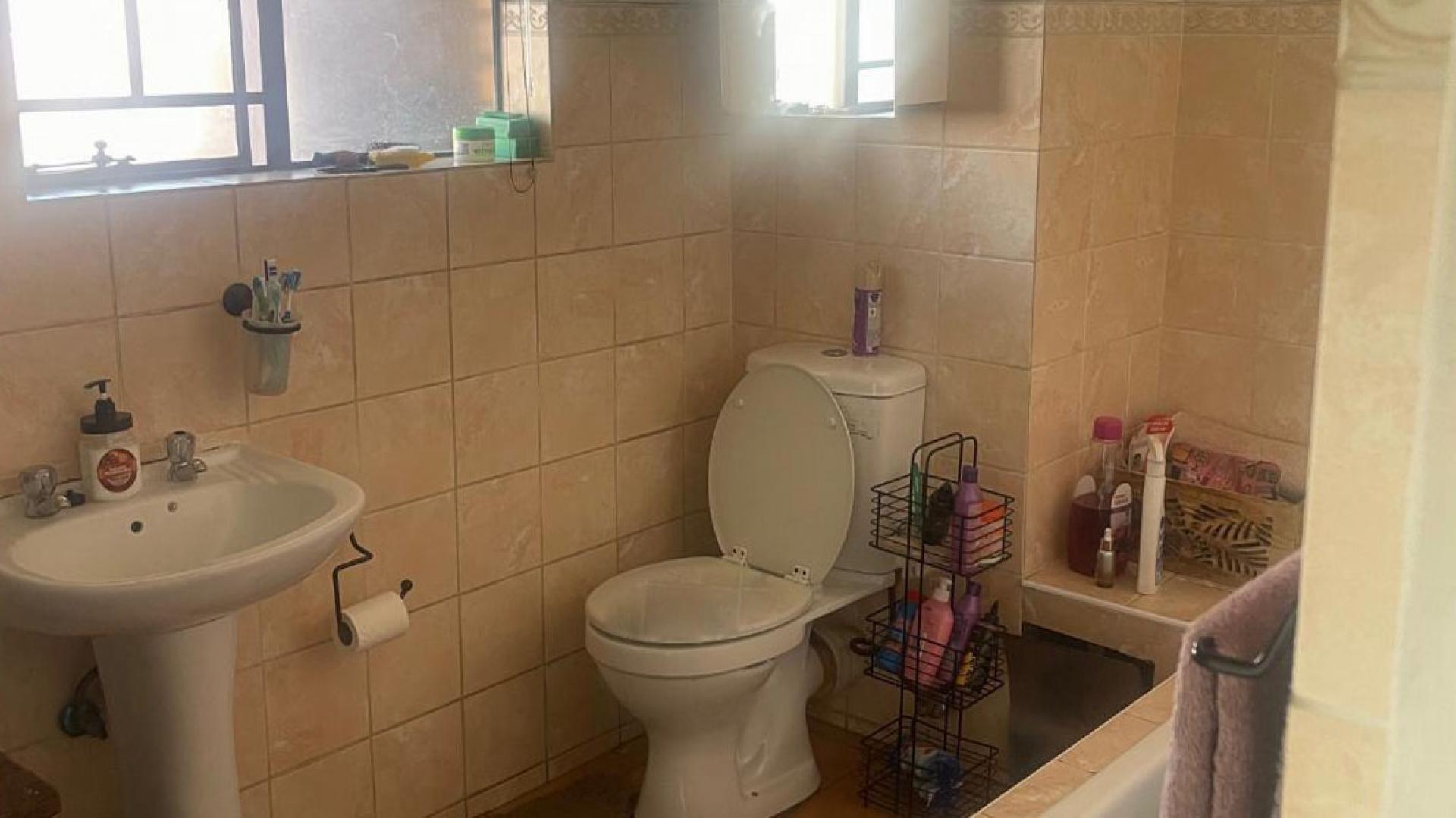 Bathroom 1 of property in Halfway Gardens