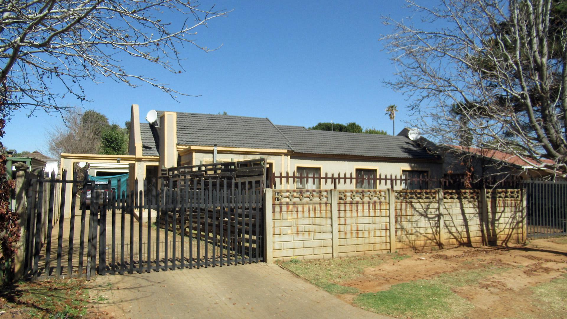 Front View of property in Sonland Park