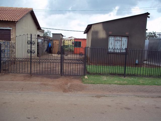2 Bedroom House for Sale For Sale in Thokoza - Home Sell - MR086829