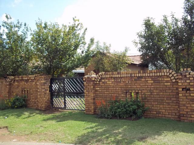 3 Bedroom House for Sale For Sale in Siluma view - Private Sale - MR086834
