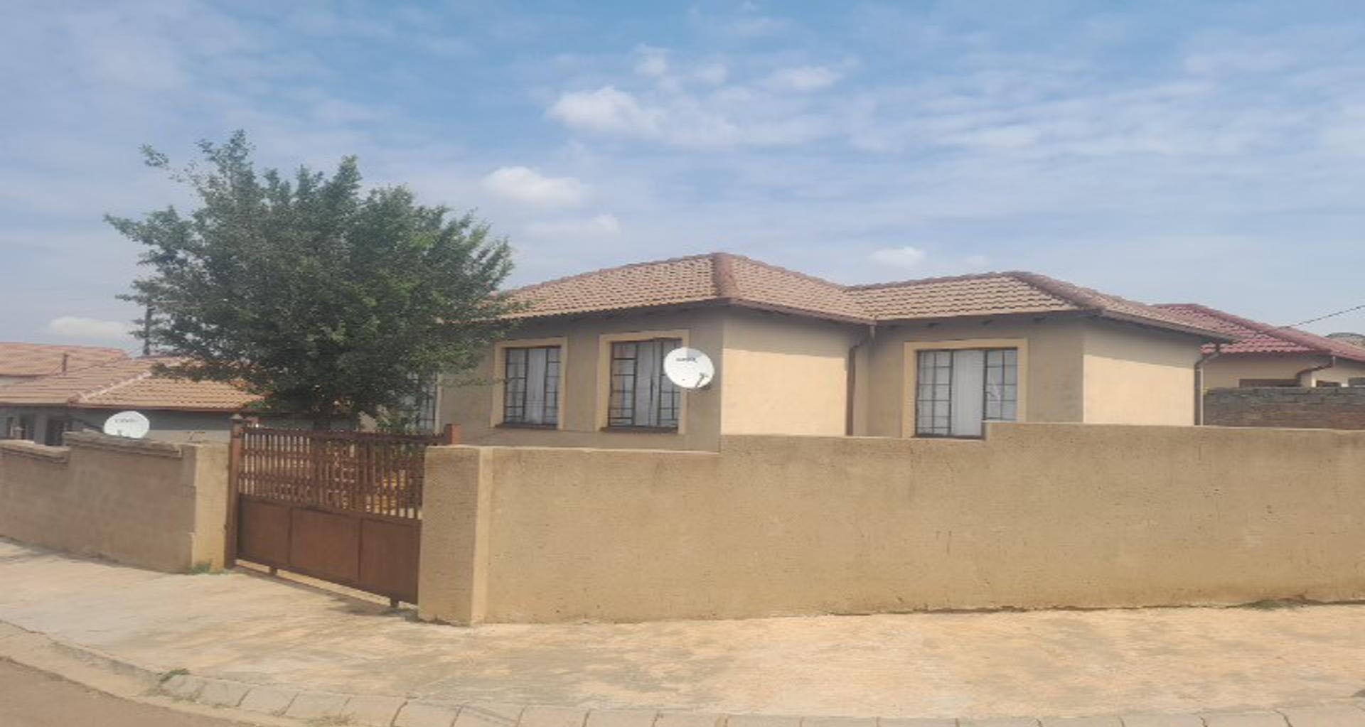 Front View of property in Lotus Gardens