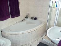 Main Bathroom - 24 square meters of property in Mindalore