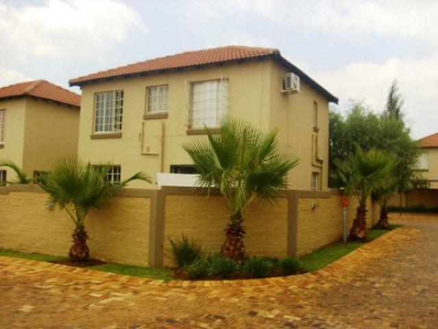 3 Bedroom Duplex for Sale For Sale in Heuwelsig Estate - Home Sell - MR087745