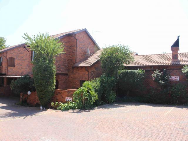 3 Bedroom Sectional Title to Rent in Weltevreden Park - Property to rent - MR088235