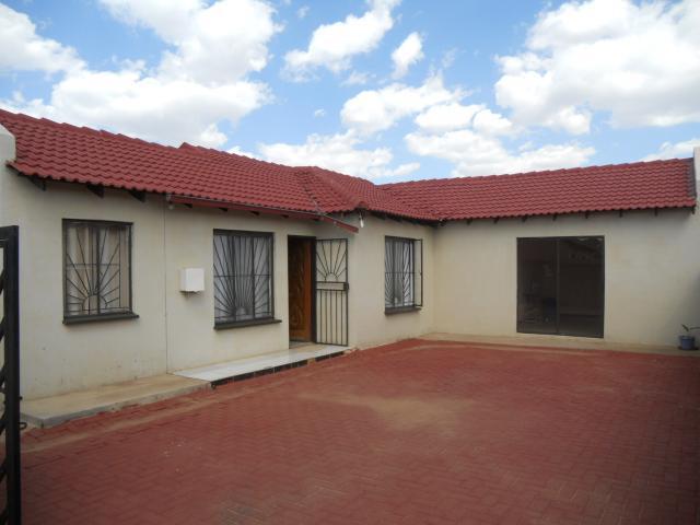 4 Bedroom House for Sale For Sale in Protea Glen - Home Sell - MR088289