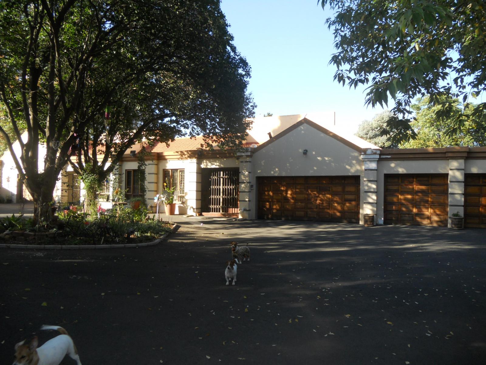 Front View of property in Three Rivers