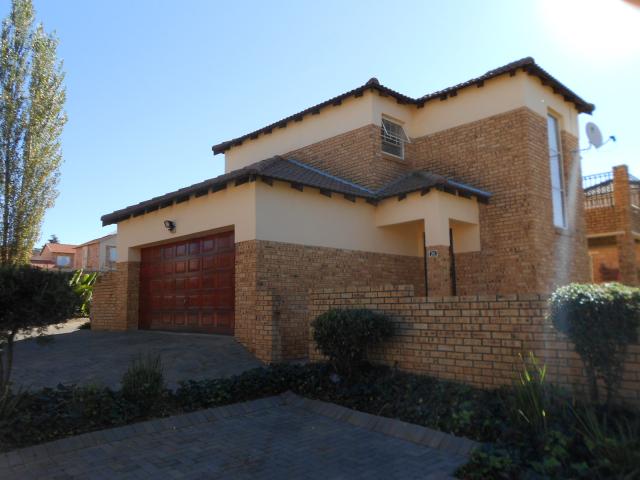 3 Bedroom Cluster for Sale For Sale in Ruimsig - Home Sell - MR089265