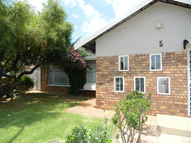 3 Bedroom House for Sale For Sale in Lenasia South - Home Sell - MR089455