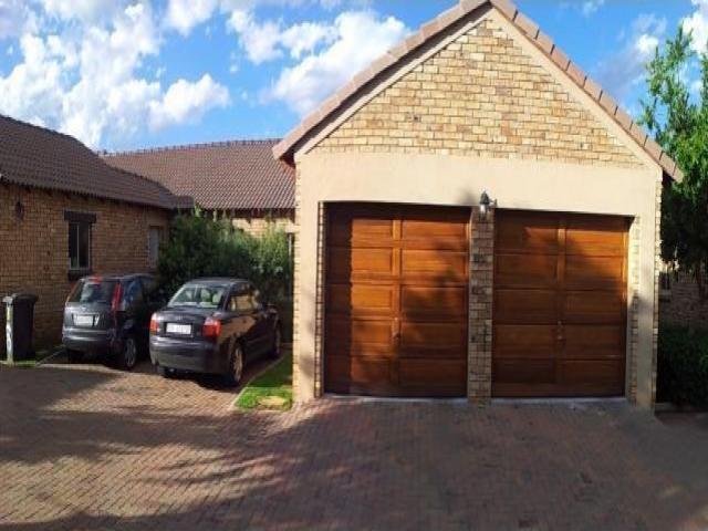 2 Bedroom Sectional Title for Sale For Sale in Monavoni - Private Sale - MR089554