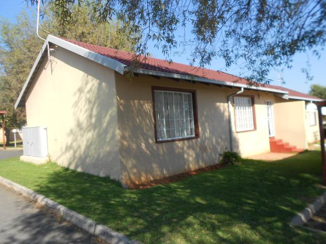 3 Bedroom Simplex for Sale For Sale in Roodepoort West - Private Sale - MR090533