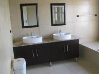Main Bathroom - 13 square meters of property in Piketberg