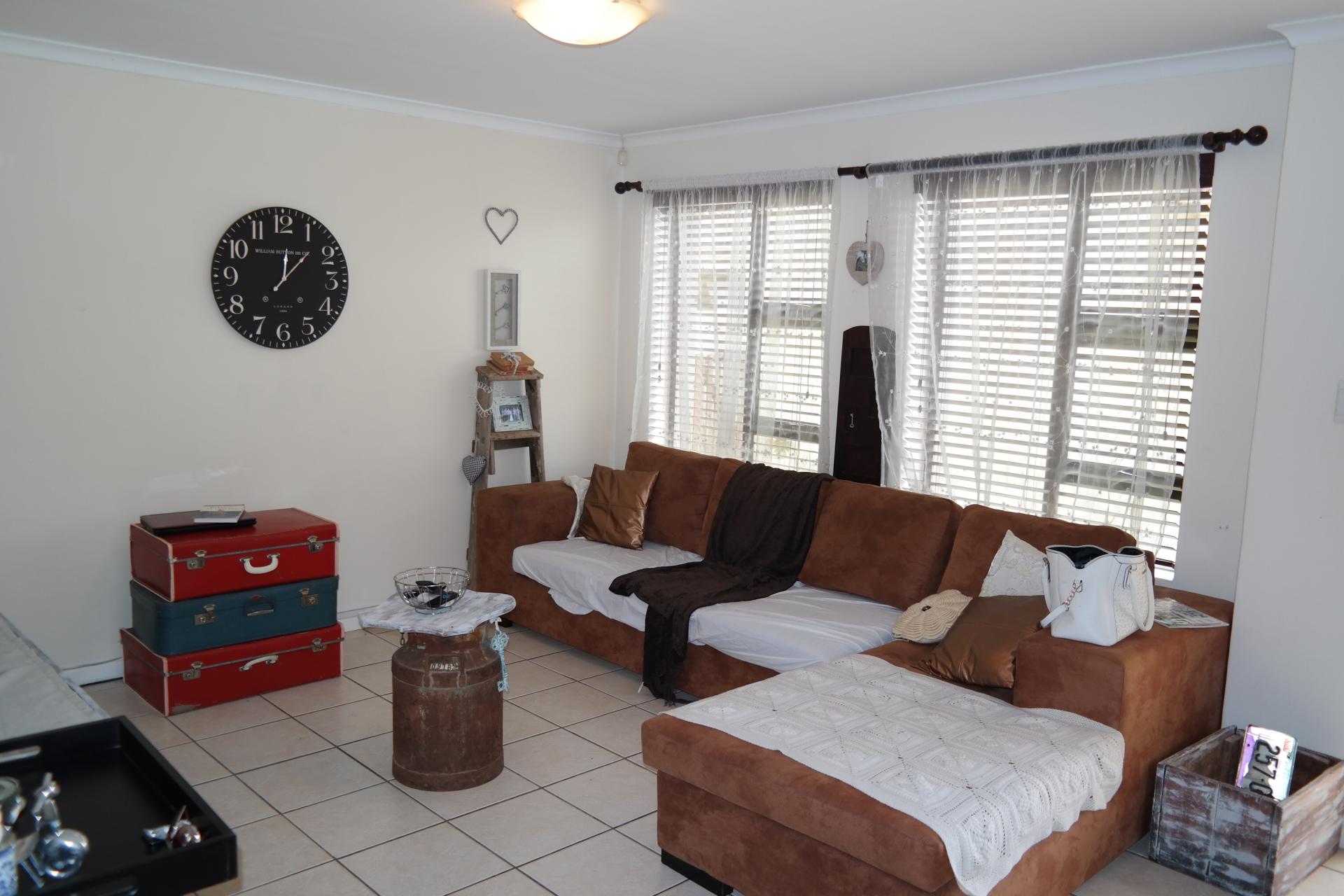 Lounges - 13 square meters of property in Bredasdorp
