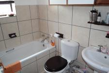 Bathroom 1 - 3 square meters of property in Bredasdorp