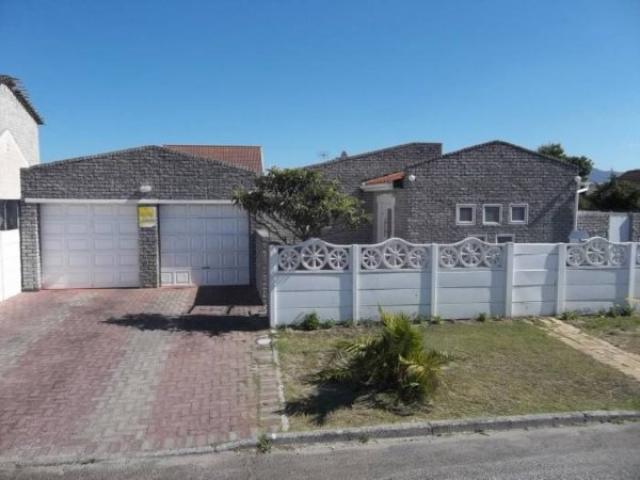 6 Bedroom House for Sale For Sale in Grassy Park - Private Sale - MR091502