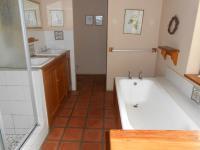 Main Bathroom - 13 square meters of property in McGregor