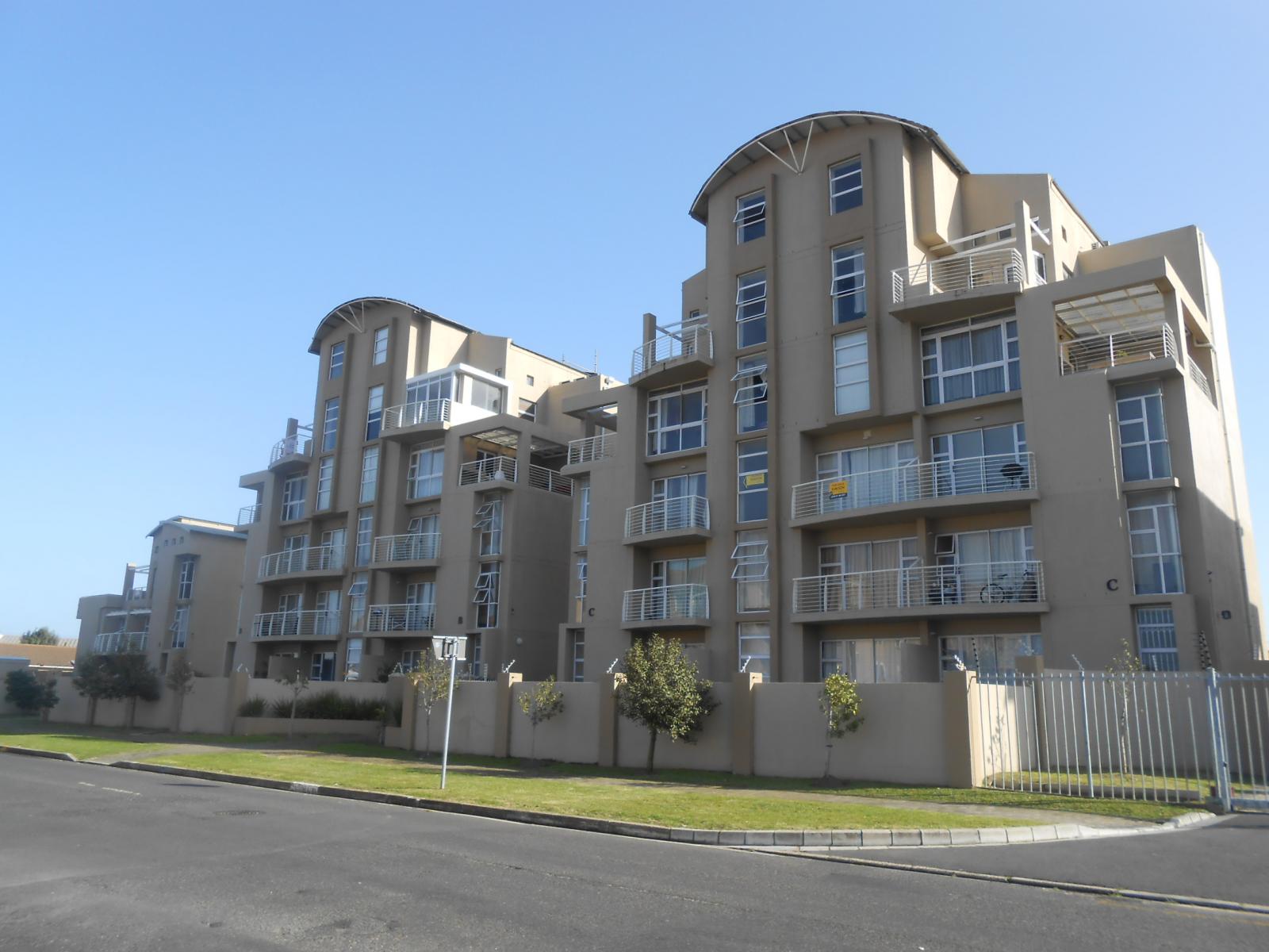 Front View of property in Bloubergrant