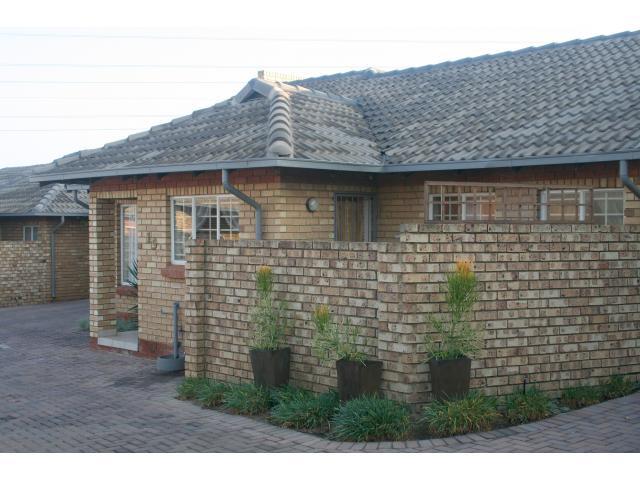 2 Bedroom Simplex for Sale For Sale in Pretorius Park - Private Sale - MR092101