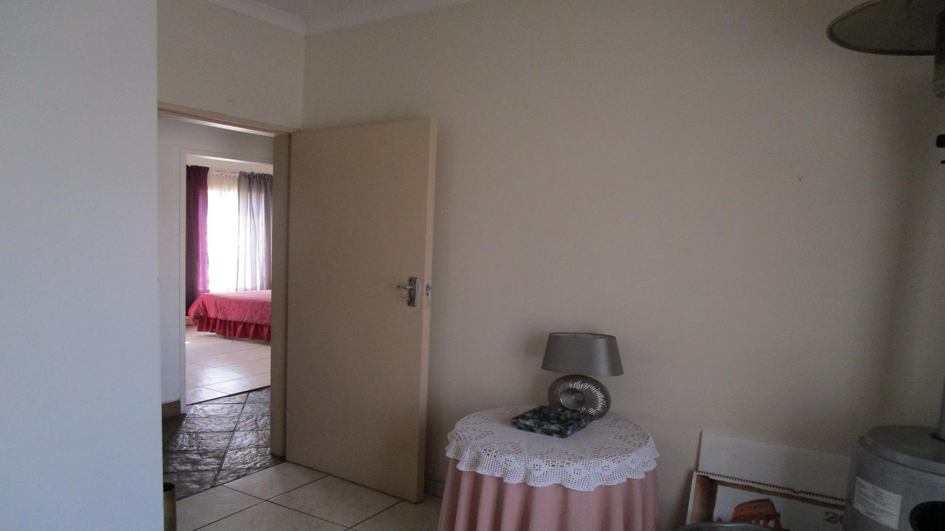 Bed Room 2 - 11 square meters of property in Emalahleni (Witbank) 