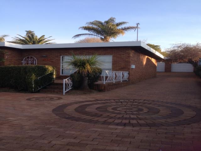 4 Bedroom House to Rent in Constantia Glen - Property to rent - MR092809