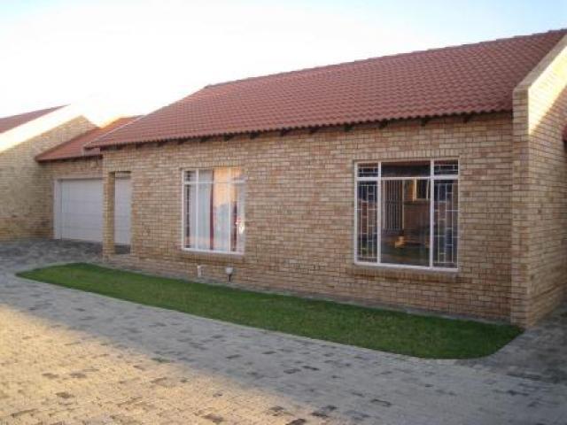 2 Bedroom Cluster for Sale For Sale in Klerksdorp - Home Sell - MR092887