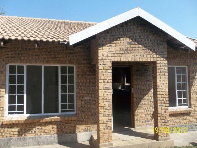 2 Bedroom Simplex for Sale For Sale in Rustenburg - Home Sell - MR093518