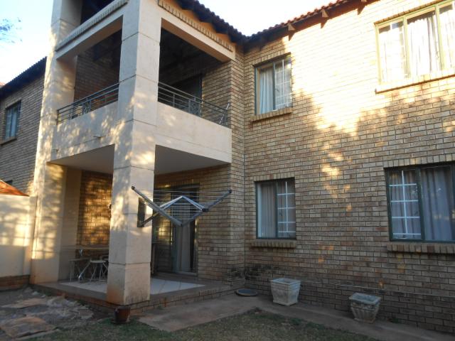 2 Bedroom Simplex for Sale For Sale in Die Hoewes - Home Sell - MR094179