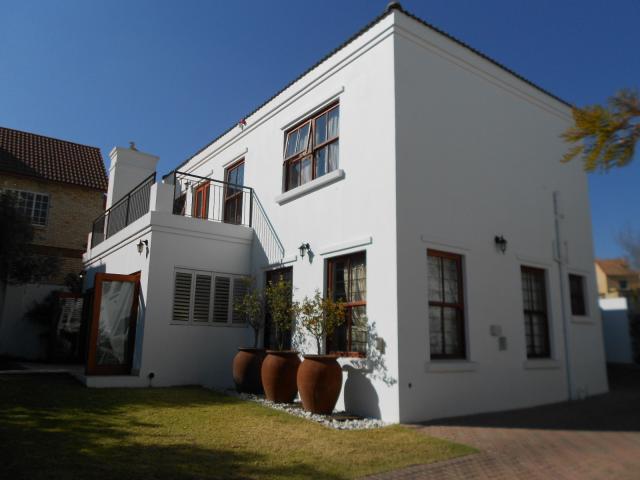 3 Bedroom Cluster for Sale For Sale in Sunninghill - Private Sale - MR094211