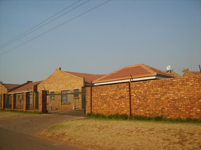 2 Bedroom Sectional Title for Sale For Sale in Vosloorus - Private Sale - MR094533