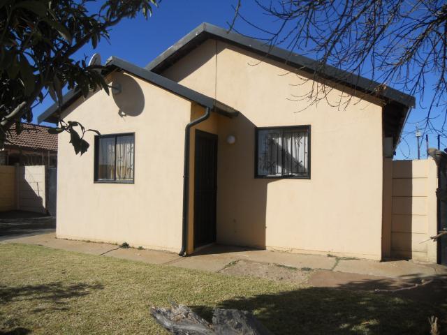 House for Sale For Sale in Lenasia South - Home Sell - MR094545