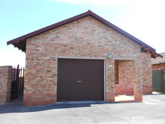 2 Bedroom Simplex for Sale For Sale in Midrand - Private Sale - MR095161