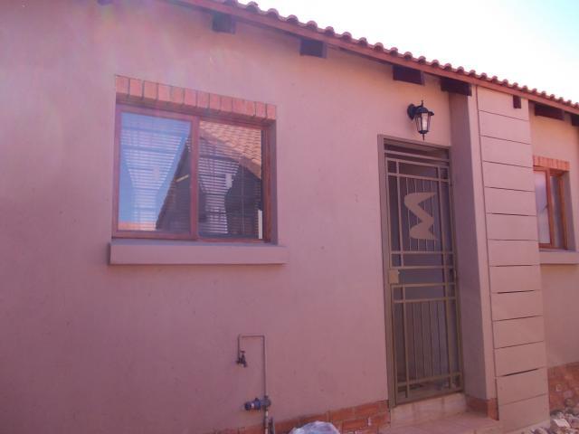 2 Bedroom Sectional Title for Sale For Sale in Rietfontein JR - Private Sale - MR095214