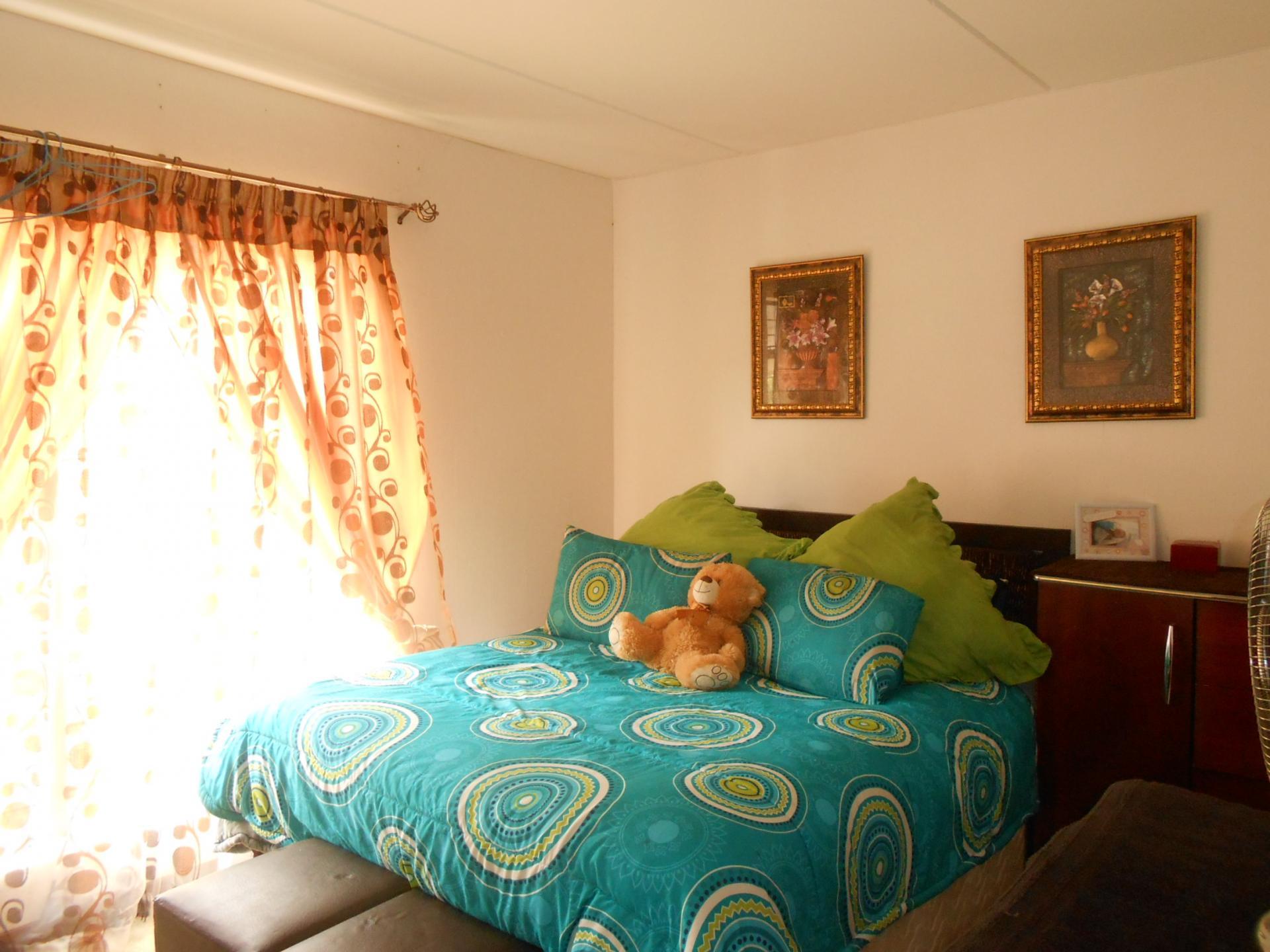Main Bedroom - 14 square meters of property in Breaunanda