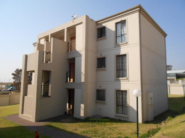 2 Bedroom Sectional Title for Sale and to Rent For Sale in Midrand - Private Sale - MR095973