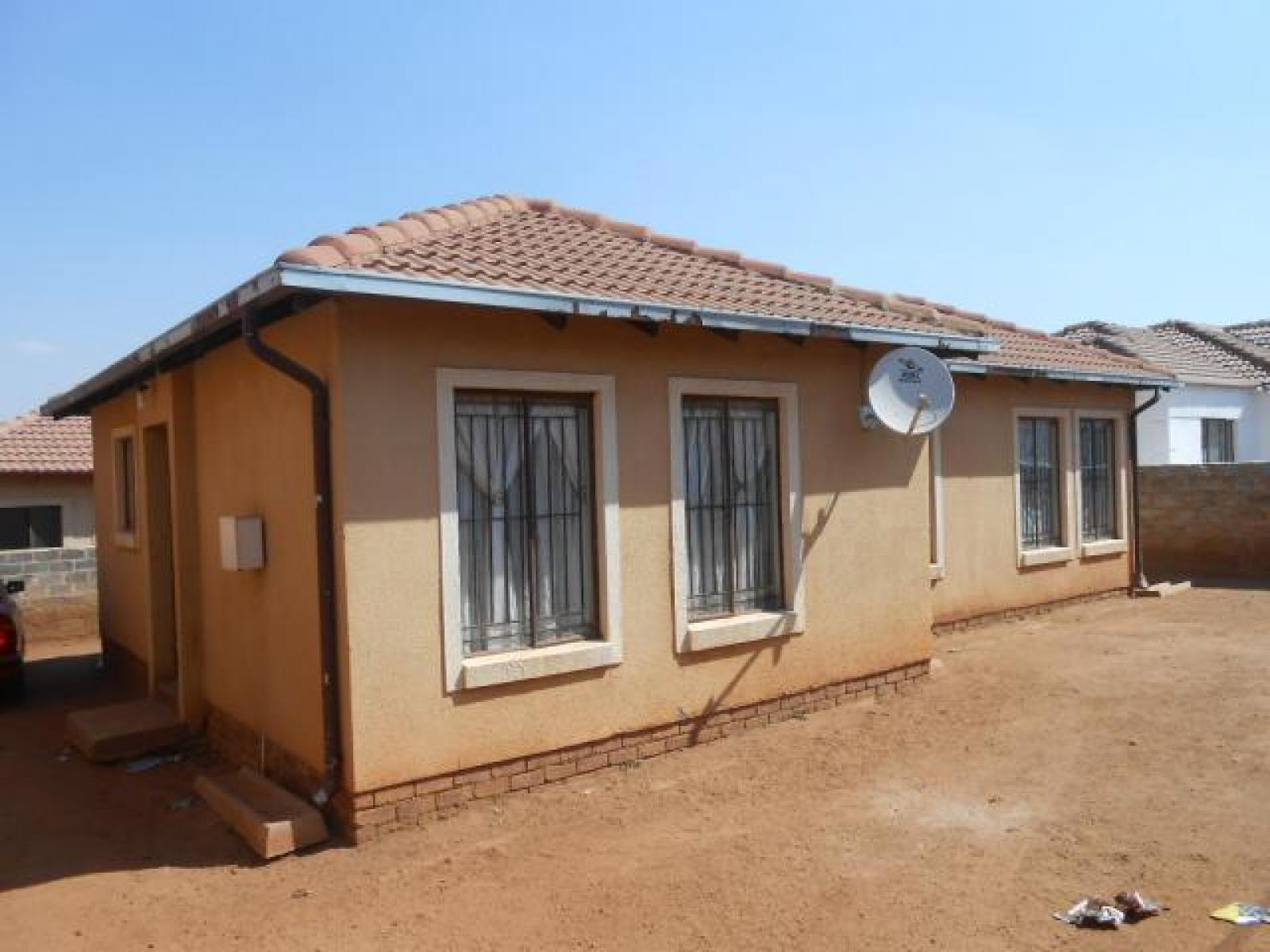 Front View of property in Clayville